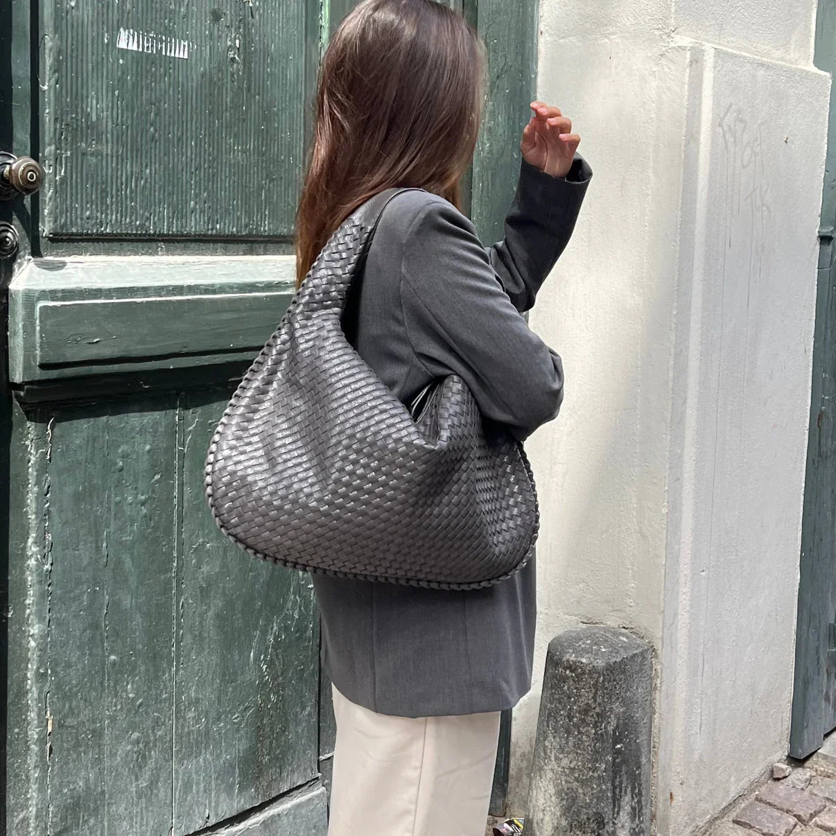 NORA - BORSA A MANO INTRECCIATA DI TENDENZA
