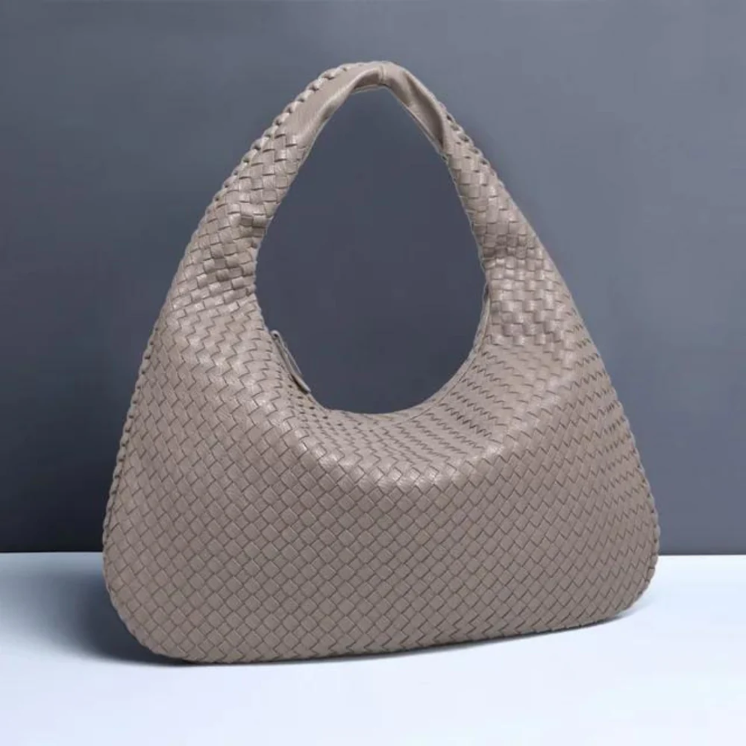 NORA - BORSA A MANO INTRECCIATA DI TENDENZA